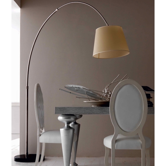 Lampada ad arco base marmo nero paralume pergamena orientabile