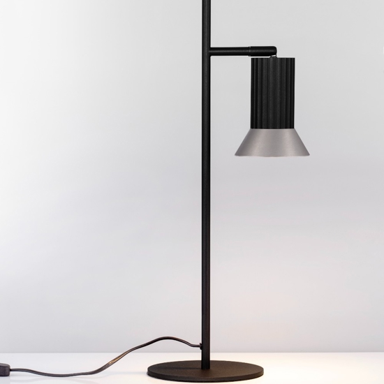Lampada da tavolo nera orientabile minimal