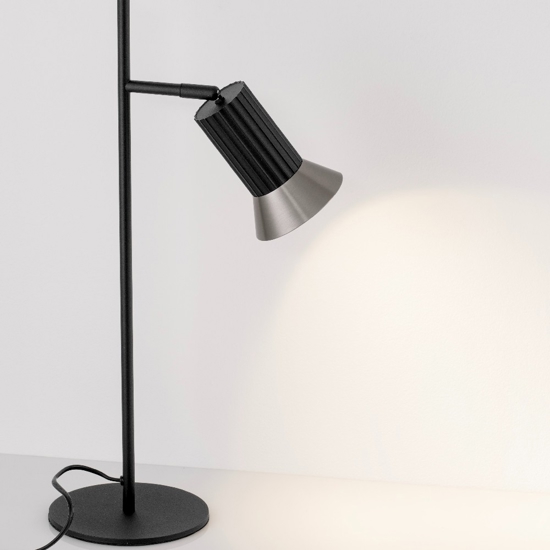 Lampada da tavolo nera orientabile minimal