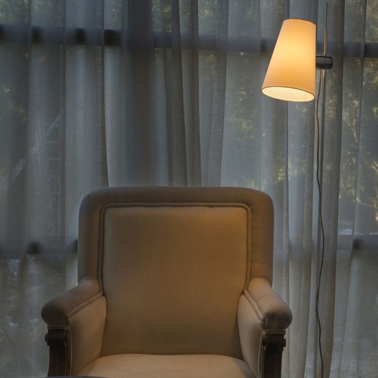 Lampada da terra moderna da lettura con paralume orientabile