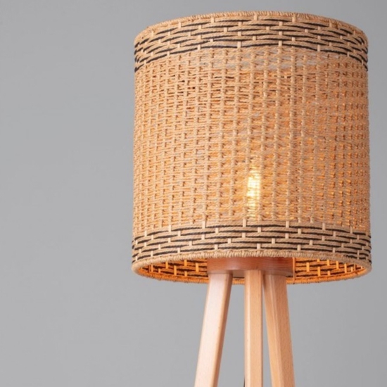 Lampada da terra rustica con paralume intrecciato