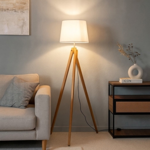 Lampada da terra tre piedi in legno per salotto