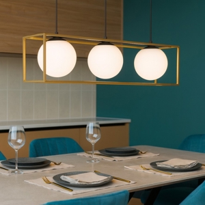 Lampadario dorato per tavolo da cucina sfere vetro bianco