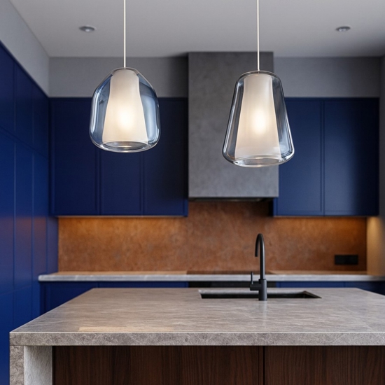 Lampadario con decentramento vetri blu fume per cucina