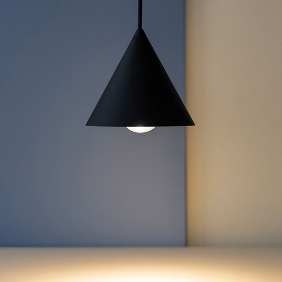 Lampada a sospensione cono di metallo nero per isola Lampada a sospensione cono di metallo nero per isola