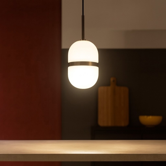 Lampada a sospensione miloox domu vetro bianco dettagli bronzo Lampada a sospensione miloox domu vetro bianco dettagli bronzo