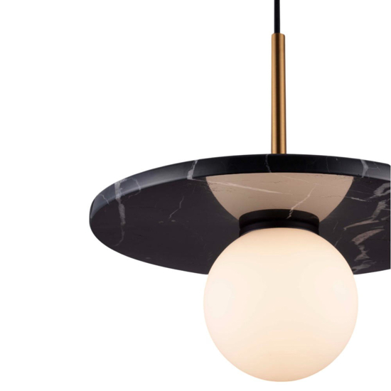 Lampada a sospensione dor disco marmo nero con sfera di vetro Lampada a sospensione dor disco marmo nero con sfera di vetro