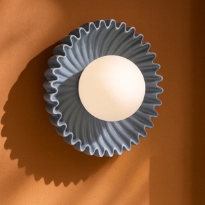 Applique da parete ceramica blu design sfera vetro opaco