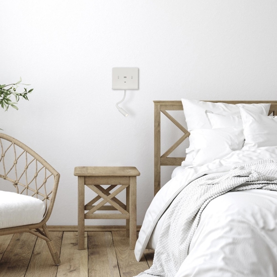 Applique bianco moderno da comodino presa usb luce orientabile Applique bianco moderno da comodino presa usb luce orientabile