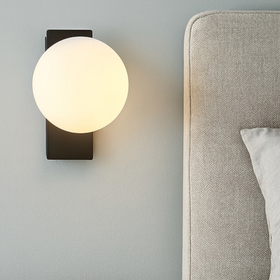 Applique camera da letto moderna 5w 3000k nero sfera vetro bianco