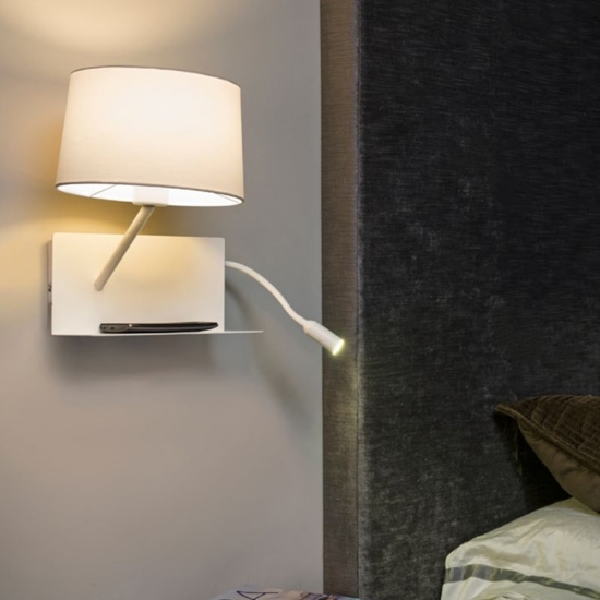 Applique sinistra mensola presa usb paralume bianco camera da letto