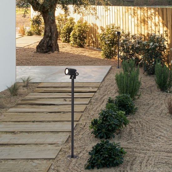 Lampione da giardino con faretto orientabile led 5w 3000k Lampione da giardino con faretto orientabile led 5w 3000k