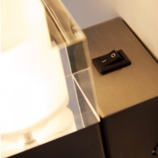 Applique da comodino con interruttore grigio cubi vetro led fp