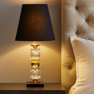 Lampada da tavolo in cristallo ambrato paralume nero