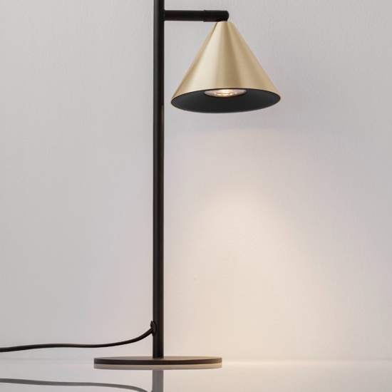 Lampada da tavolo moderna paralume a cono colore oro