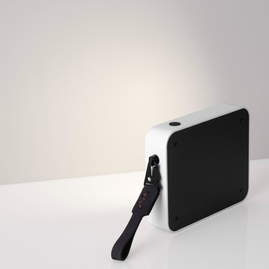 Lampada da comodino portatile moderna macchina fotografica bianca Lampada da comodino portatile moderna macchina fotografica bianca