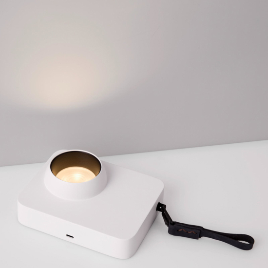 Lampada da comodino portatile moderna macchina fotografica bianca Lampada da comodino portatile moderna macchina fotografica bianca