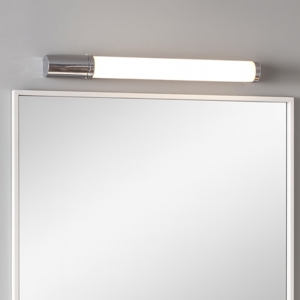 Applique da bagno cromo led 8w 3000k con presa elettrica