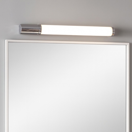 Applique da bagno cromo led 8w 3000k con presa elettrica Applique da bagno cromo led 8w 3000k con presa elettrica