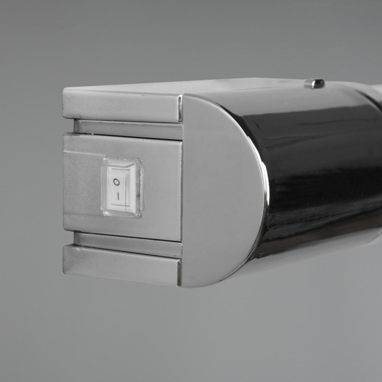 Applique da bagno cromo led 8w 3000k con presa elettrica Applique da bagno cromo led 8w 3000k con presa elettrica