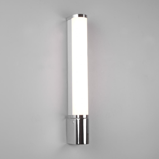 Applique da bagno cromo led 8w 3000k con presa elettrica Applique da bagno cromo led 8w 3000k con presa elettrica