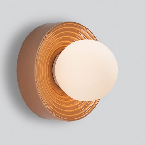 Applique da parete con sfera in vetro moderna colore caramello