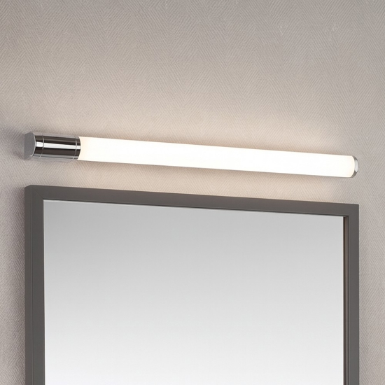 Applique tubo led 16w 3000k cromo per bagno con presa elettrica Applique tubo led 16w 3000k cromo per bagno con presa elettrica