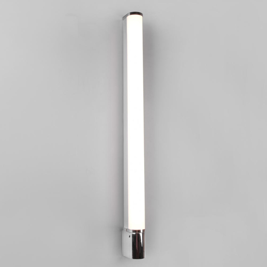 Applique tubo led 16w 3000k cromo per bagno con presa elettrica Applique tubo led 16w 3000k cromo per bagno con presa elettrica