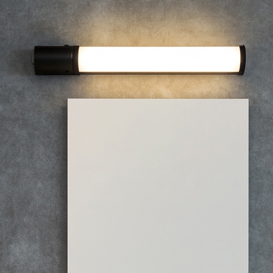 Applique bagno tubo nero led 8w 3000k con presa elettrica Applique bagno tubo nero led 8w 3000k con presa elettrica