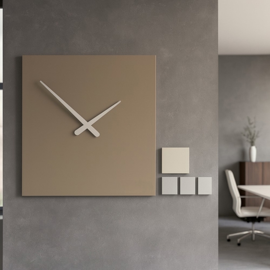 Kubo orologio da parete moderno legno colore caffelatte