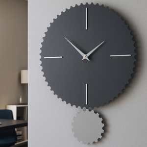 Orologio nero da parete con pendolo moderno in legno