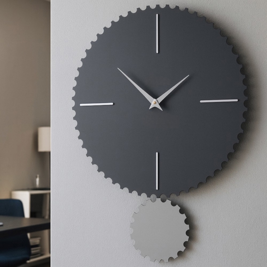 Orologio nero da parete con pendolo moderno in legno