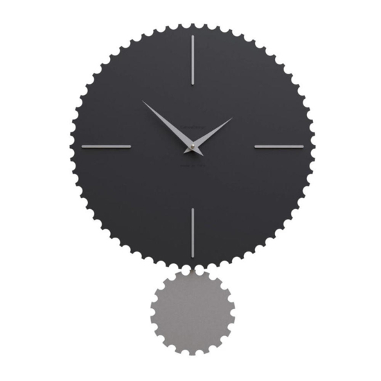 Orologio nero da parete con pendolo moderno in legno