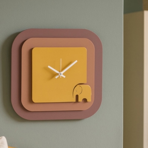 Visualizza i dettagli per Orologio moderno da parete quadrato color viola mousse e ocra con elefantino Orologio moderno da parete quadrato color viola mousse e ocra con elefantino