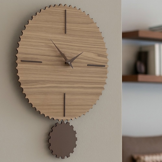 Orologio in legno da parete con pendolo moderno noce e cioccolato