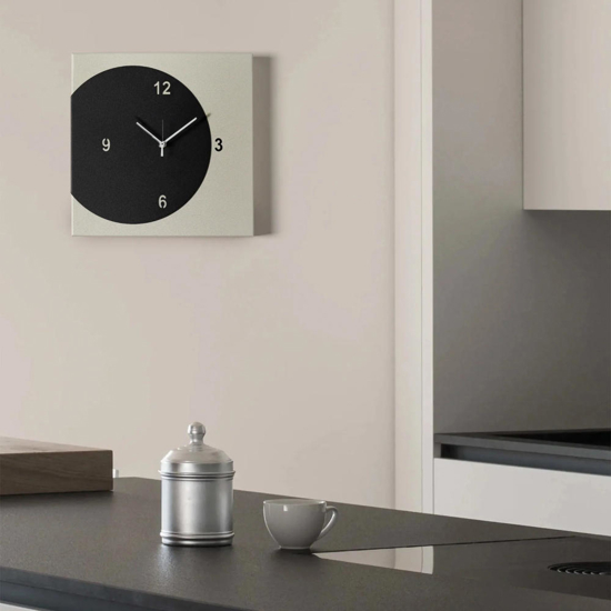 Orologio quadrato da muro 28x28 cm design moderno nero e avorio