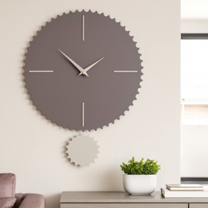Visualizza i dettagli per Orologio da parete in legno cioccolato e sabbia con pendolo Orologio da parete in legno cioccolato e sabbia con pendolo