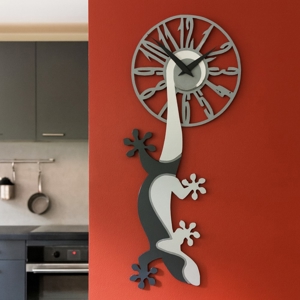 Particolare orologio moderno da parete geko legno grigio nero