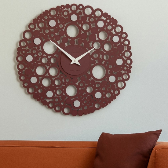 Orologio da parete rotondo legno rosso traforato Orologio da parete rotondo legno rosso traforato