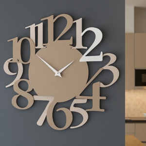 Orologio numeri moderni da parete legno caffelatte
