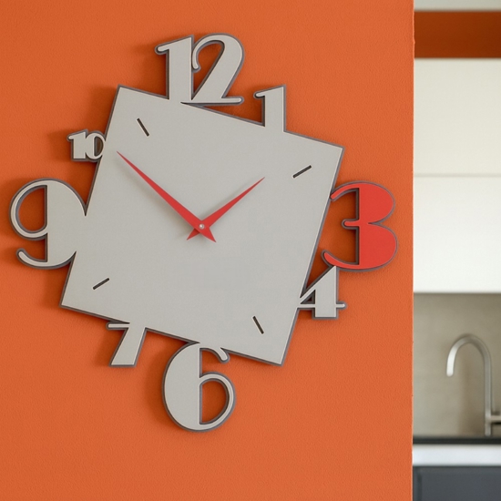 Orologio in legno moderno design numeri alluminio e rosso Orologio in legno moderno design numeri alluminio e rosso