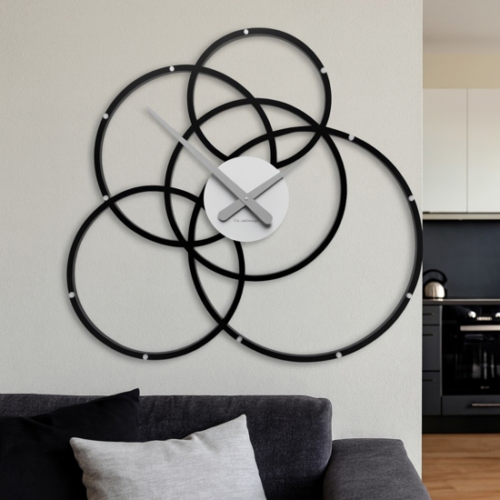 Orologio da parete nero e grigio moderno cerchi in legno