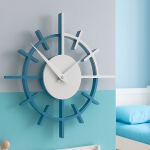 Moderno orologio da parete legno colore blu luce
