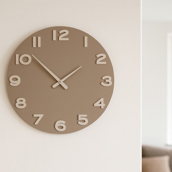 Orologio da parete moderno tondo legno colore caffelatte