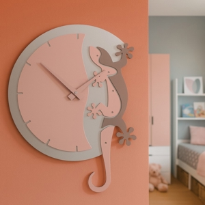 Visualizza i dettagli per Geko orologio moderno da parete legno rosa chiaro Geko orologio moderno da parete legno rosa chiaro