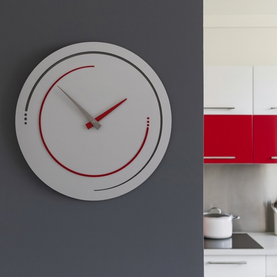 Orologio rotondo da parete in legno grigio dettagli rosso Orologio rotondo da parete in legno grigio dettagli rosso