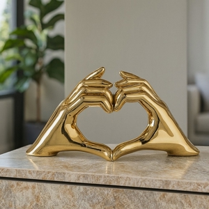 Visualizza i dettagli per Bomboniera mini scultura mani cuore oro h10 bongelli preziosi Bomboniera mini scultura mani cuore oro h10 bongelli preziosi