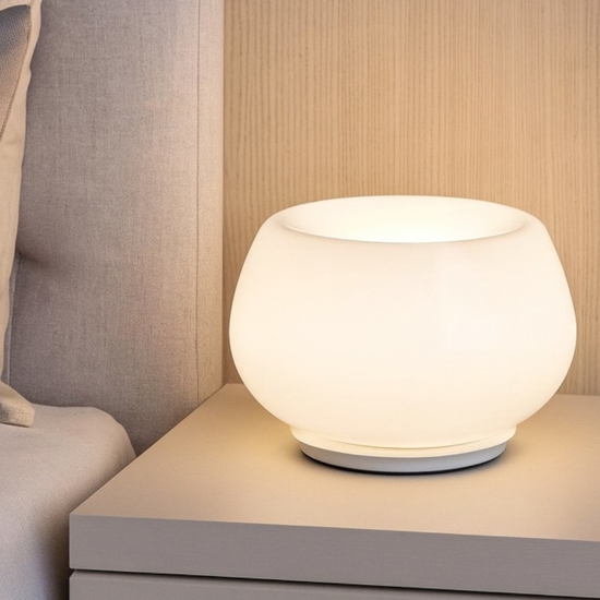 Lampada da comodino abat jour in vetro bianco led 3000k moderna kave perenz Lampada da comodino abat jour in vetro bianco led 3000k moderna kave perenz