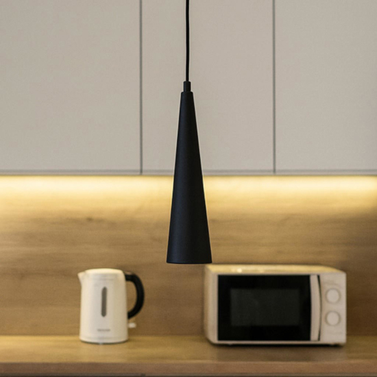 Lampada a sospensione per isola cucina ondaluce so noa cono nero luce diretta Lampada a sospensione per isola cucina ondaluce so noa cono nero luce diretta
