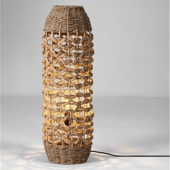 Lampada da terra in rattan e giacinto essiccato erba